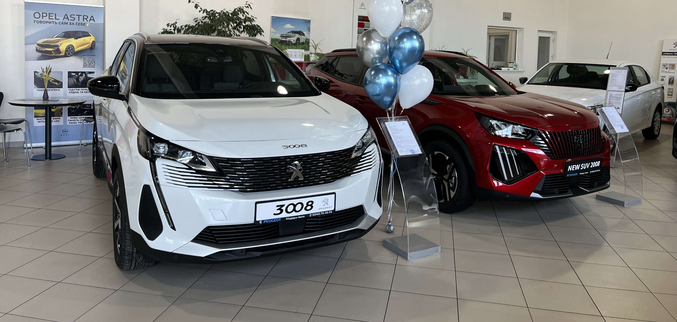 Виставкова зала у салоні «Модерн-Авто» в Івано-Франківську