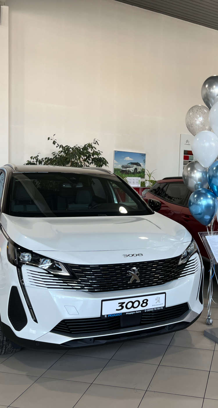 Виставкова зала у салоні «Модерн-Авто» в Івано-Франківську