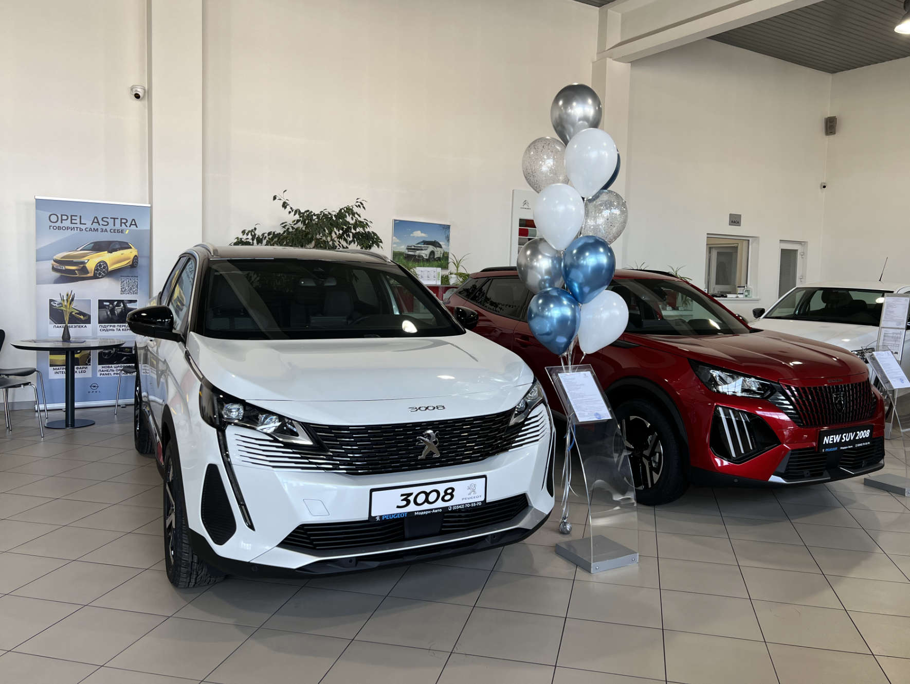 Виставкова зала у салоні «Модерн-Авто» в Івано-Франківську