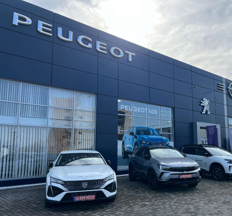 Автосалон «Модерн-Авто» в Івано-Франківську, вигляд з вулиці